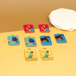 Nahaufnahme von bunten Emaille-Papageien-Tarotkarten-Anhängern für DIY-Schmuck