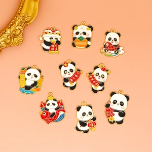 Collectie van negen panda-emaille bedeltjes met feestelijke Chinese nieuwjaarsmotieven