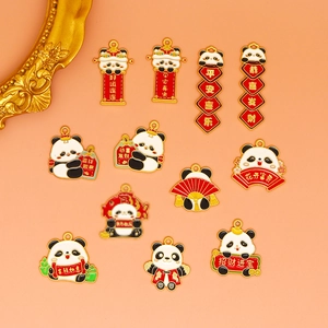 Detailopname van panda bedeltjes in Chinese nieuwjaarsstijl voor DIY-sieraden maken.