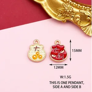 Detailed view of the double-sided lucky bag charm with size and weight markers