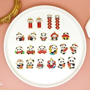 Detail van diverse Chinese Nieuwjaar panda emaille bedels voor DIY sieraden maken