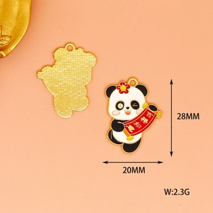 Gedetailleerde weergave van de Chinese Nieuwjaar panda emaille bedel met afmetingen