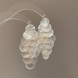 Eleganti orecchini pendenti a nappa con dischi di conchiglia e perno in argento 925