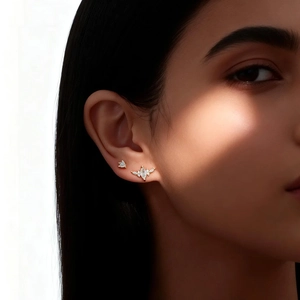Ensemble de boucles d'oreilles couronne et ailes en argent S925 doré sur mannequin