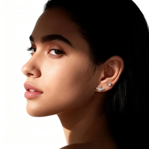 Gros plan de boucles d'oreilles géométriques papillon et diamants sur l'oreille