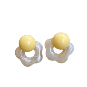 Boucles d'oreilles fleurs en résine jaune style dopamine avec pétales marbrés blancs