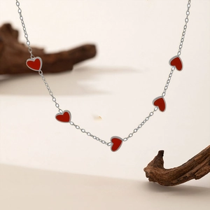 Collier français en argent 18K avec cinq pendentifs coeurs rouges en émail alignés