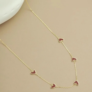 Élégant collier plaqué or 18 carats avec cinq pendentifs cœurs en émail rouge style minimaliste