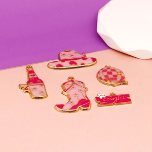 Set di ciondoli smaltati da cowboy rosa con stivali, cappelli e targa da cowgirl.