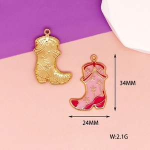 Vista dettagliata dei ciondoli stivali da cowboy in smalto rosa con dimensioni 34x24mm e peso