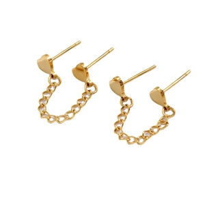 Détail de boucles d'oreilles cœur dorées pour double perçage avec chaîne connectée