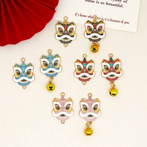 Detalle de dijes de danza del león en esmalte de colores con cascabeles para joyería artesanal