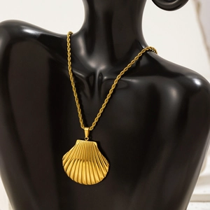 Collier avec pendentif coquillage en acier inoxydable doré 18 carats sur buste