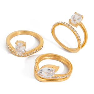 Anello a onda in acciaio inossidabile placcato oro 18K con brillanti zirconi cubici