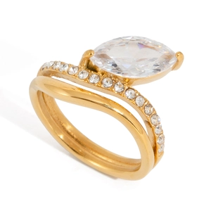 Dettaglio di un anello a onda placcato oro 18K con pietre di zircone a taglio marquise