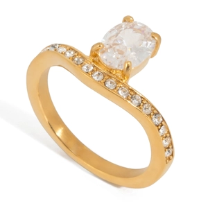 Primo piano di un elegante anello a onda in oro 18K con zircone ovale al centro