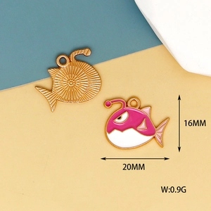 Detaillierte Ansicht des pinkfarbenen Anglerfisch-Emaille-Anhängers mit 20x16mm Maßen
