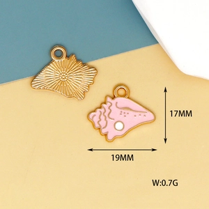 Detaillierte Makroansicht eines rosa Muschel-Anhängers, Größe 17x19mm, Gewicht 0,7g