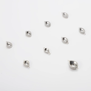 Gros plan détaillé de sertissures en acier inoxydable pour la création de bijoux DIY
