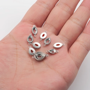 Détail macro de bases de pendentifs en acier inoxydable en forme de goutte pour bijoux DIY