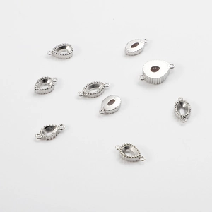 Détail des supports de cabochons en acier inoxydable en forme de larme pour bijoux DIY.