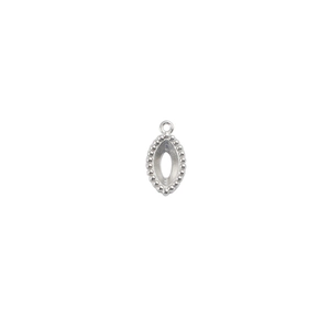 Vue macro détaillée d'un support de pendentif en acier inoxydable en forme de marquise