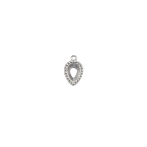 Vue macro d'un support de pendentif goutte en acier inoxydable avec bord perlé pour bijoux