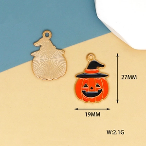 Detail shot of a Halloween pumpkin charm with witch hat, showing 27mm x 19mm size.
