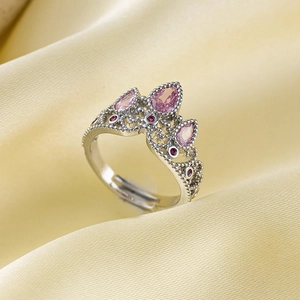Bague couronne ajustable en argent avec gemme rose en cœur sur fond de satin de soie