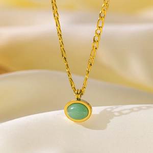 Collier rétro avec pendentif ovale en pierre verte et chaîne Figaro plaquée or 18K
