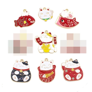 Vari stili di ciondoli smaltati Maneki-neko gatto portafortuna e pesce koi colorati
