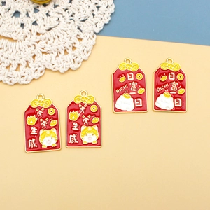 Detailansicht von roten Omamori-Anhängern aus Metall mit chinesischen Glückszeichen