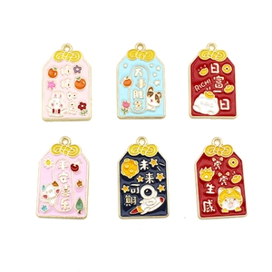 Set mit 6 bunten Emaille-Omamori-Anhängern für DIY-Schmuckherstellung und Schlüsselanhänger.
