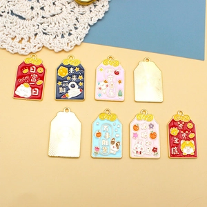 Nahaufnahme verschiedener bunter Omamori-Glücksbringer-Anhänger für DIY-Schmuck.