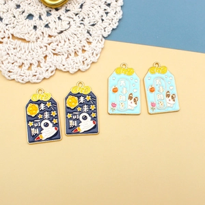 Detailansicht von Omamori-Glücksbringern für DIY-Schmuckherstellung und Schlüsselanhänger