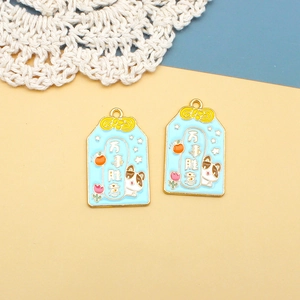 Detailansicht hellblauer Omamori Glücksbringer aus Emaille für DIY Schmuckherstellung