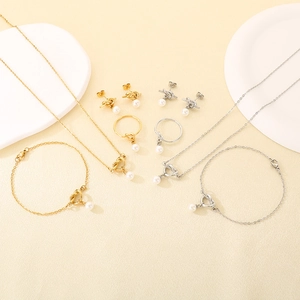 Elegante set di gioielli in acciaio inox con nodi e perle, finiture oro e argento
