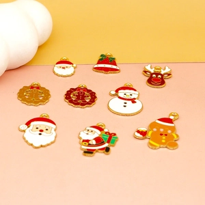 Vista detallada de dijes navideños de esmalte colorido con diseños de Papá Noel y renos