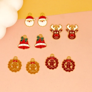 Vista detallada de dijes de esmalte navideños de colores con Papá Noel y renos