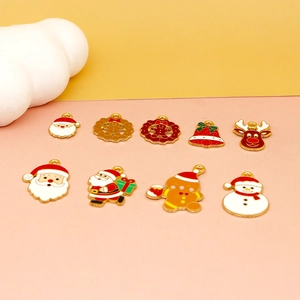 Amuletos navideños de esmalte con diseños de Papá Noel, renos y muñecos de nieve