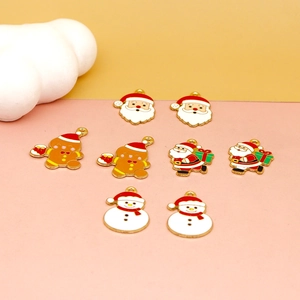 Vista detallada de dijes navideños de esmalte de colores con Papá Noel, muñeco de nieve y jengibre