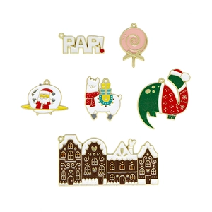 Set di ciondoli natalizi in lega con Babbo Natale e alpaca su sfondo bianco per il fai da te