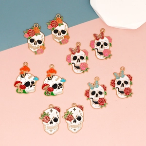 Colección de dijes de calavera esmaltados con detalles de rosa, mariposa y hongo