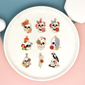 Juego de nueve coloridos colgantes de calaveras de Halloween con rosas y mariposas