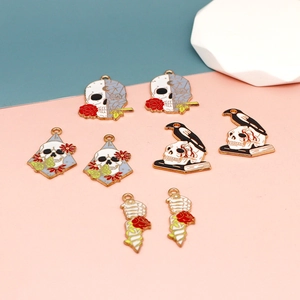 Vista detallada de varios dijes de esmalte de calavera de Halloween para joyería DIY