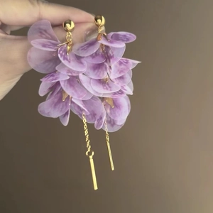 Nahaufnahme-Detail der violetten Blütenblätter und langen goldfarbenen Quasten.