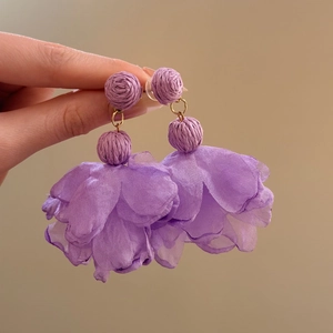 Handgefertigte lila Stoffblumen-Ohrringe mit eleganten, strukturierten Perlen.