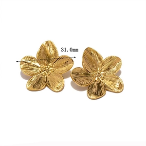 Golden flower earrings set with brushed metal texture and 31mm diameter dimension