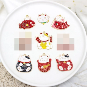 Set di ciondoli smaltati giapponesi Maneki Neko gatto portafortuna e pesce Koi per fai da te