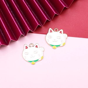 Dettaglio di ciondoli smaltati gatto Maneki Neko per artigianato gioielli DIY